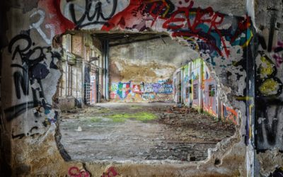 Le Tour des Artistes en 80 jours de MurAll avec ZEVS, le maître du détournement urbain et du logo dripping